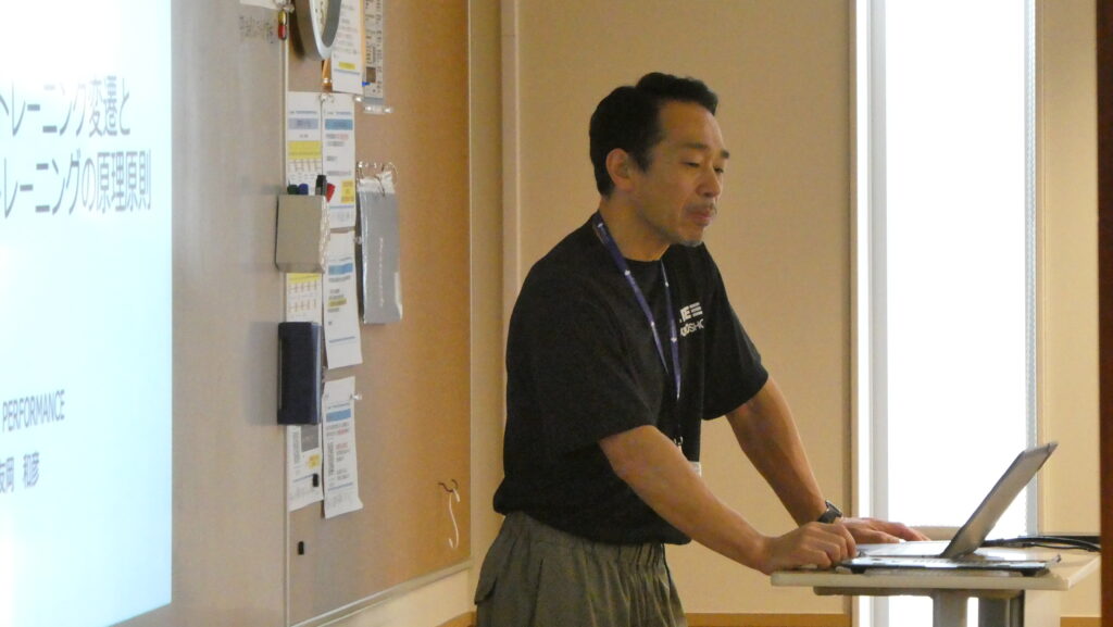 友岡和彦先生が講演しているシーン