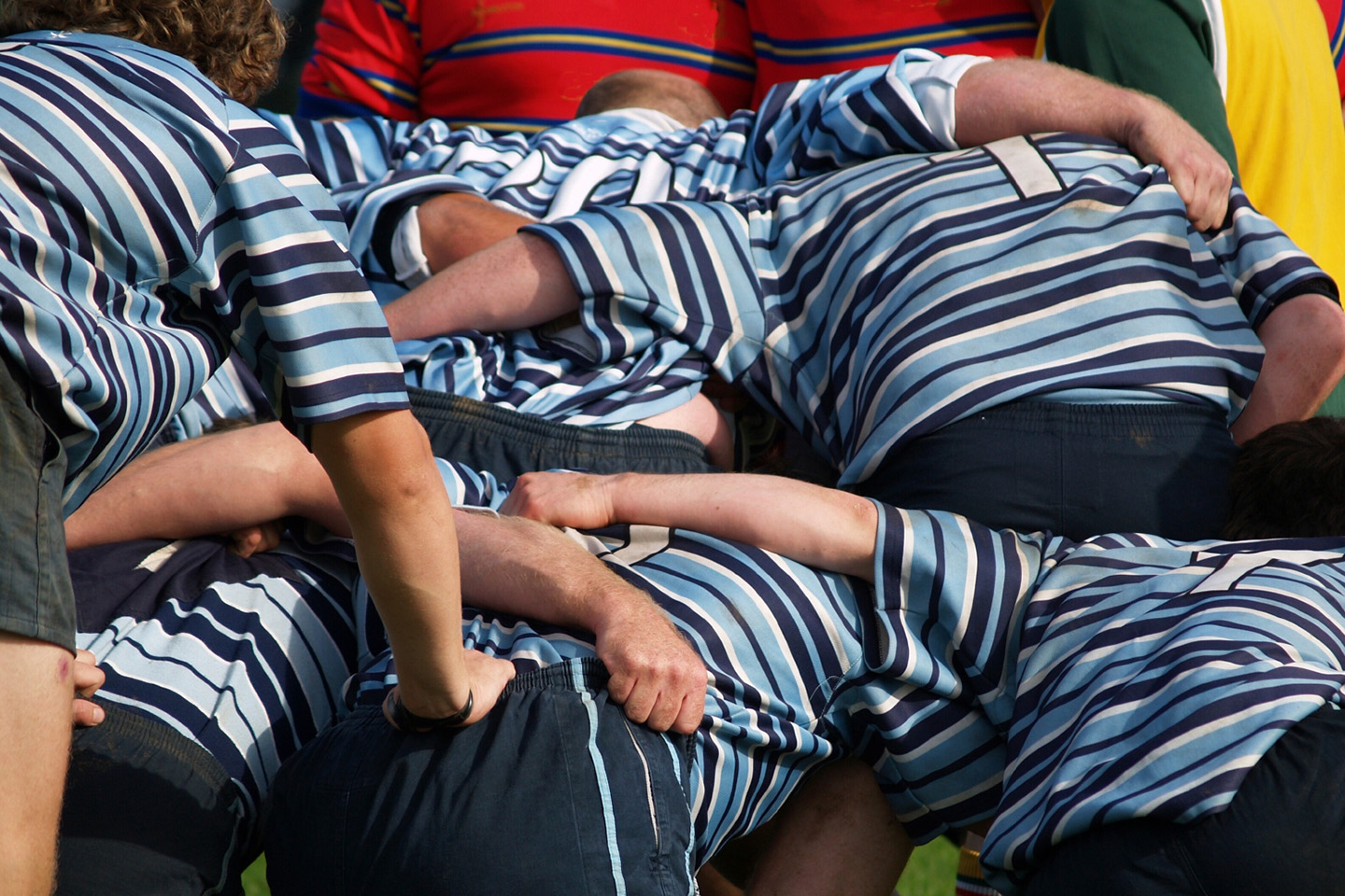スクラムを組むラグビー選手たち