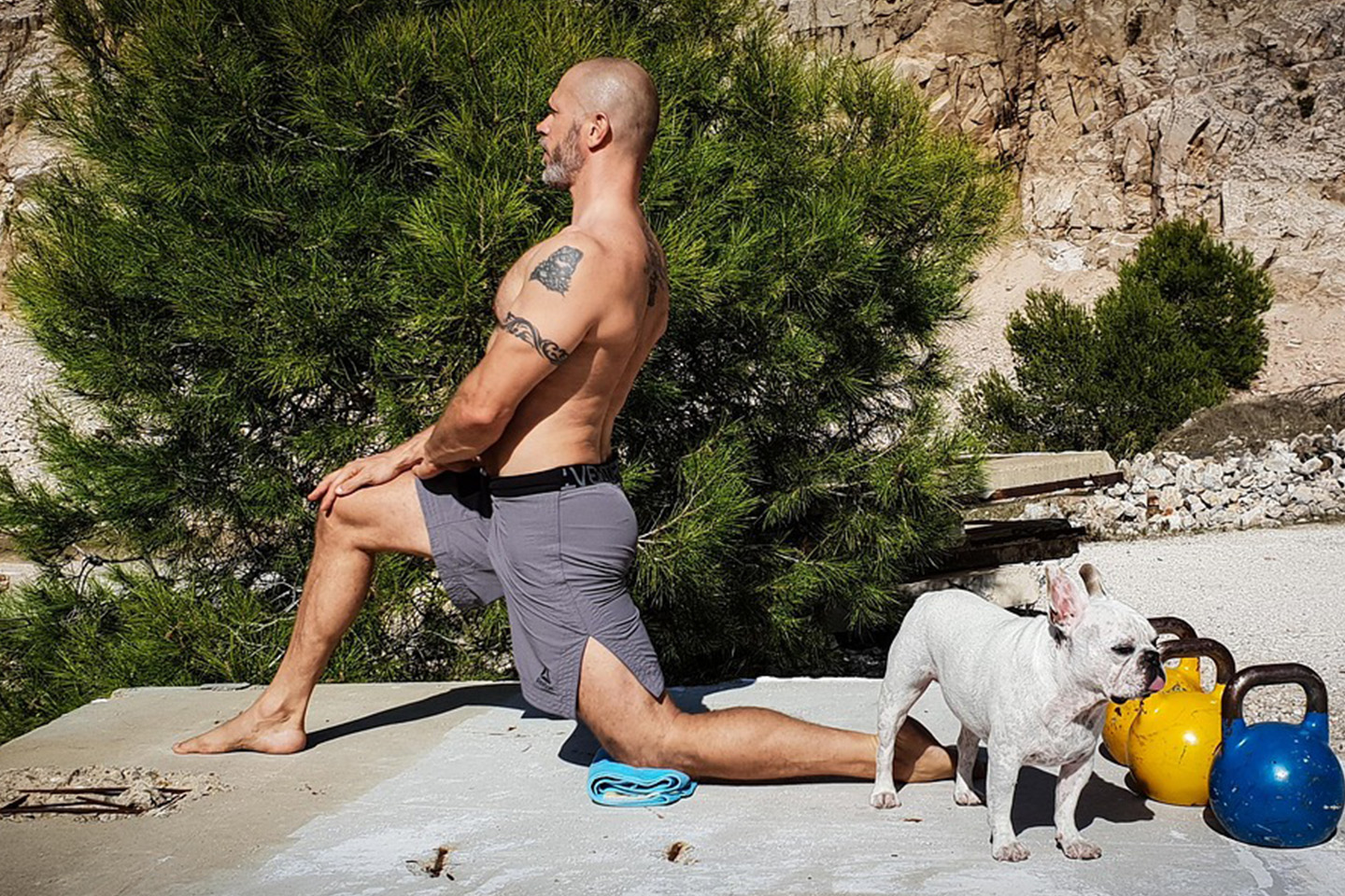 股関節のストレッチをしている男性