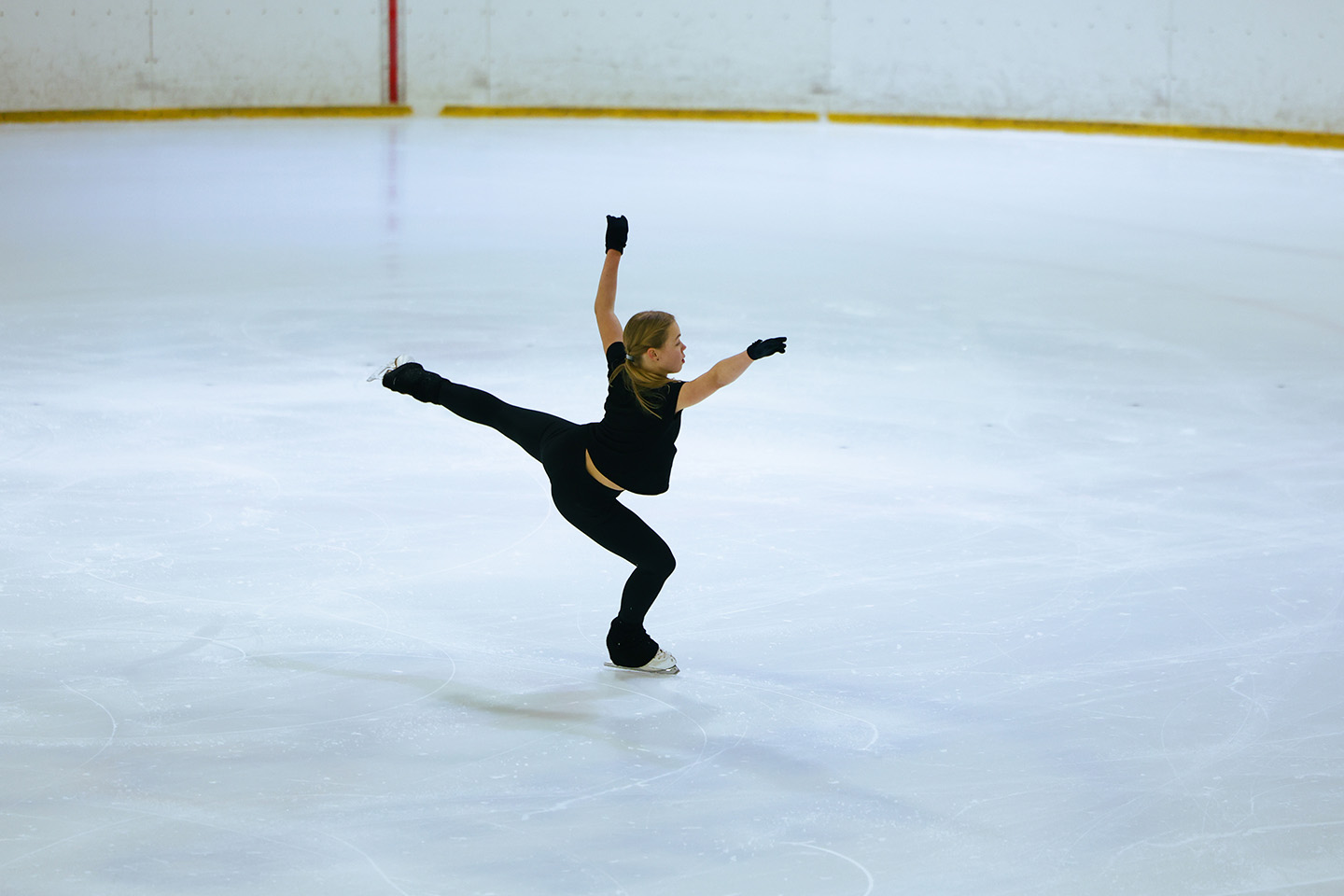 フィギュアスケートをする女性