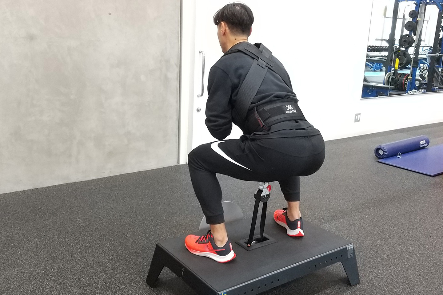 フライホイールエキセントリックトレーニングをする男性