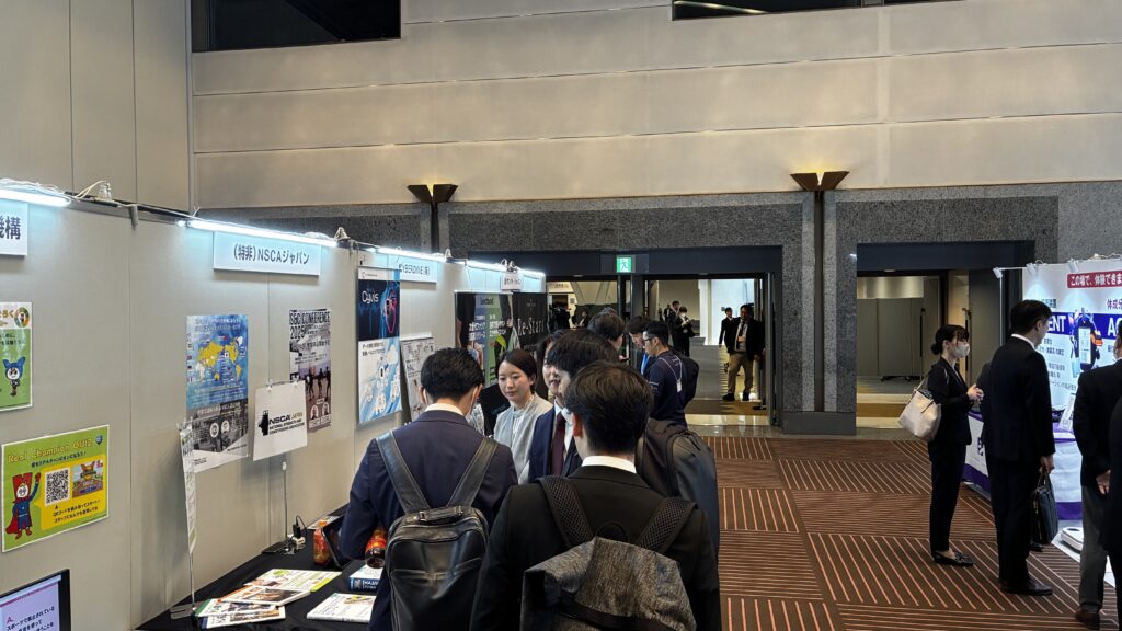 NSCAジャパンのブースに立ち寄る人