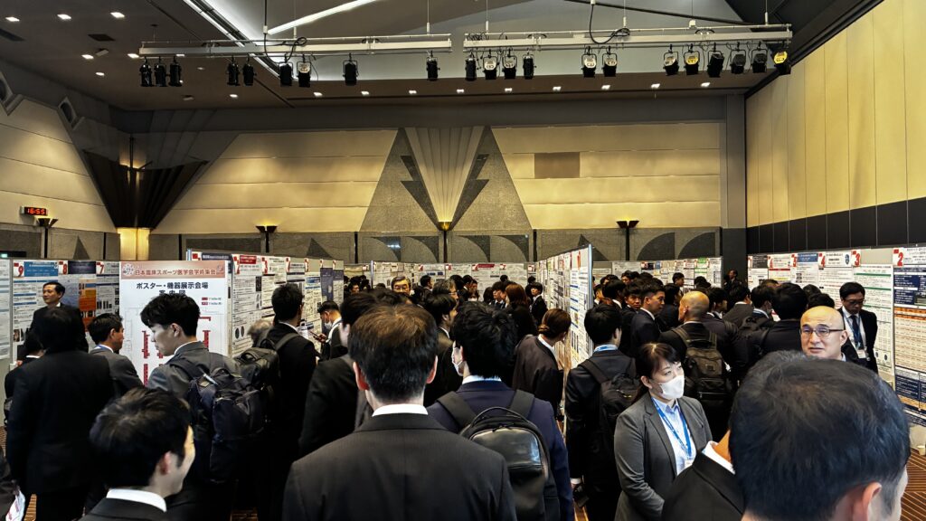 会場内を歩く多くの人