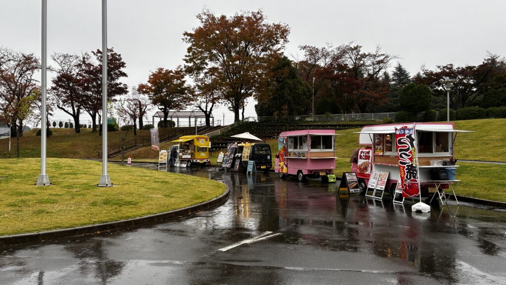 キッチンカーが並ぶ様子