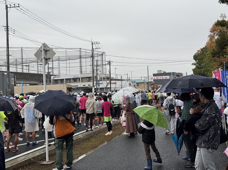 大会に参加するランナーと観客