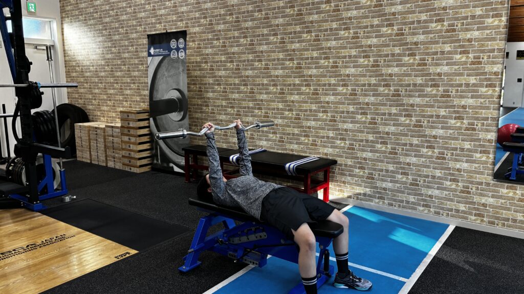 ライイング・バーベル・トライセップスエクステンションの開始姿勢