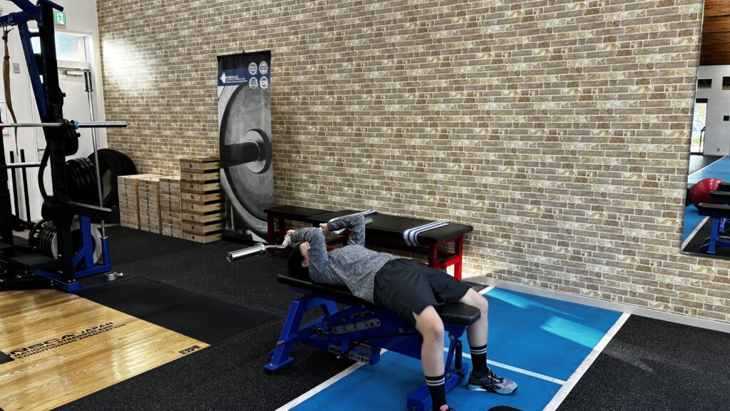 ライイング・バーベル・トライセップスエクステンションの上げ下げ動作