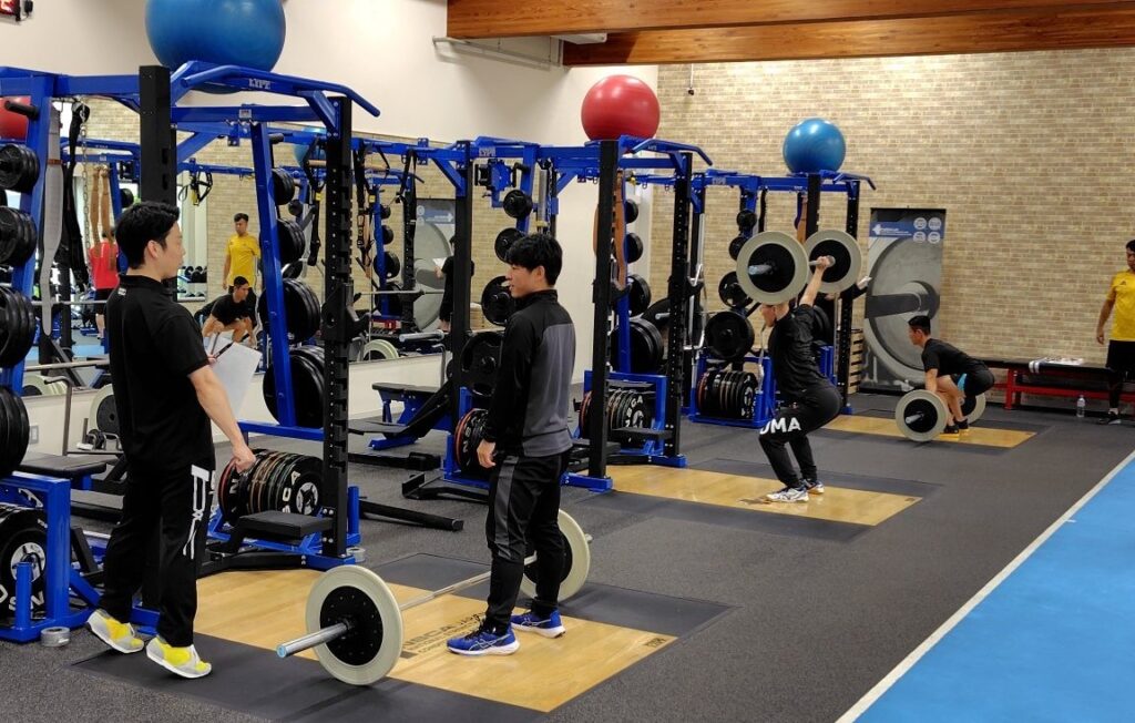 ウエイトリフティングをする人たち