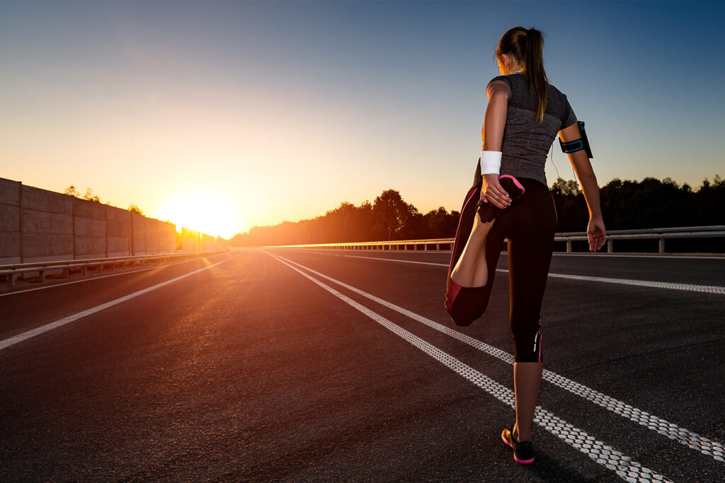 足をストレッチしているランナー