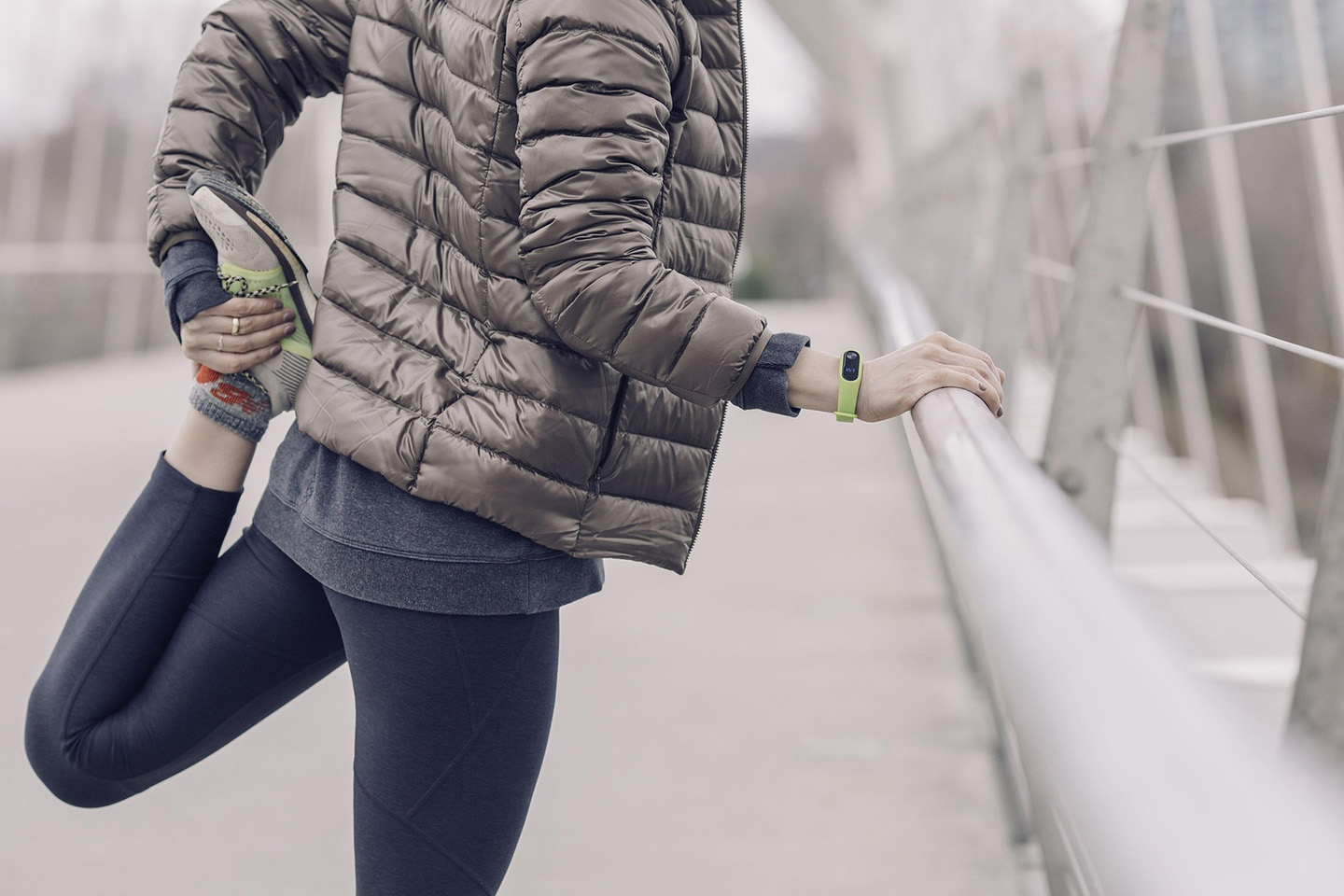 手摺を掴んで脚のストレッチをする人