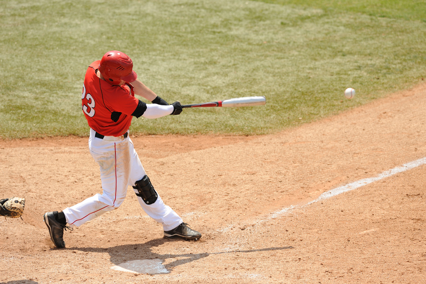 バットでボールを打つ野球選手