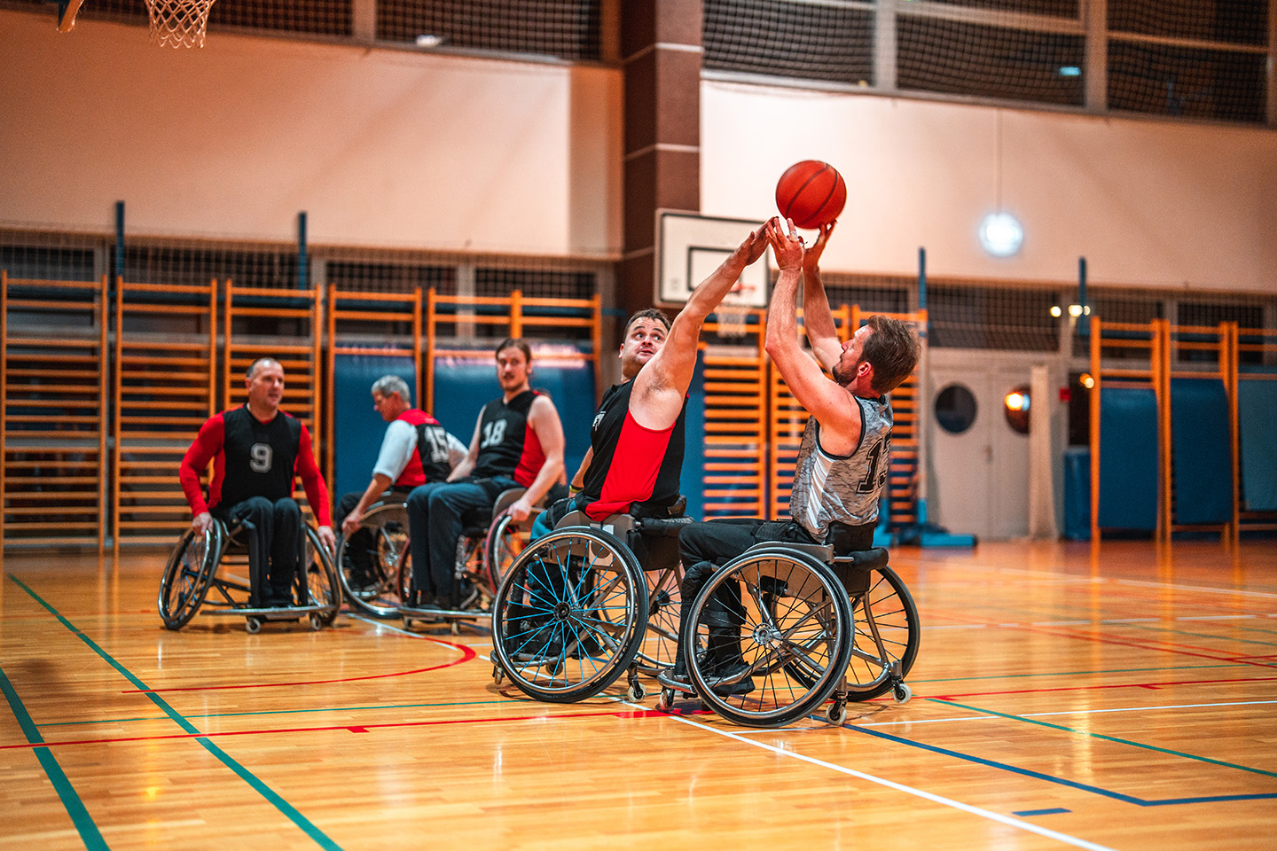 車いすバスケットボールをしている男性たち