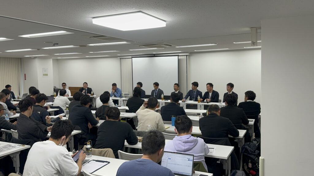 会場で議論する様子