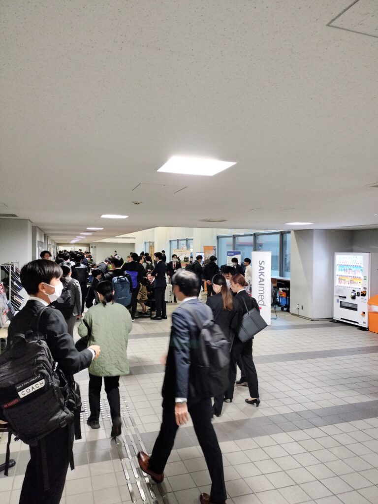 会場に集まる人々