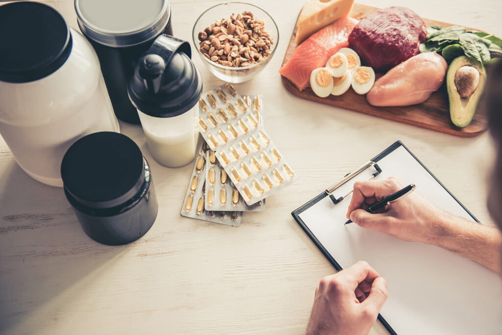 スポーツ栄養についてノートに書き出している人