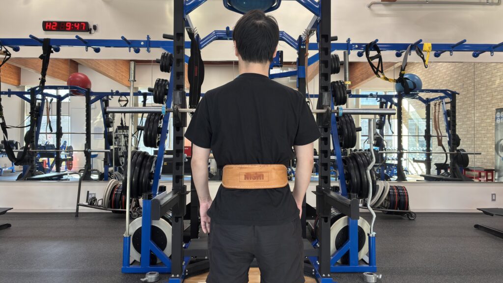 ウェイトベルトをしている男性