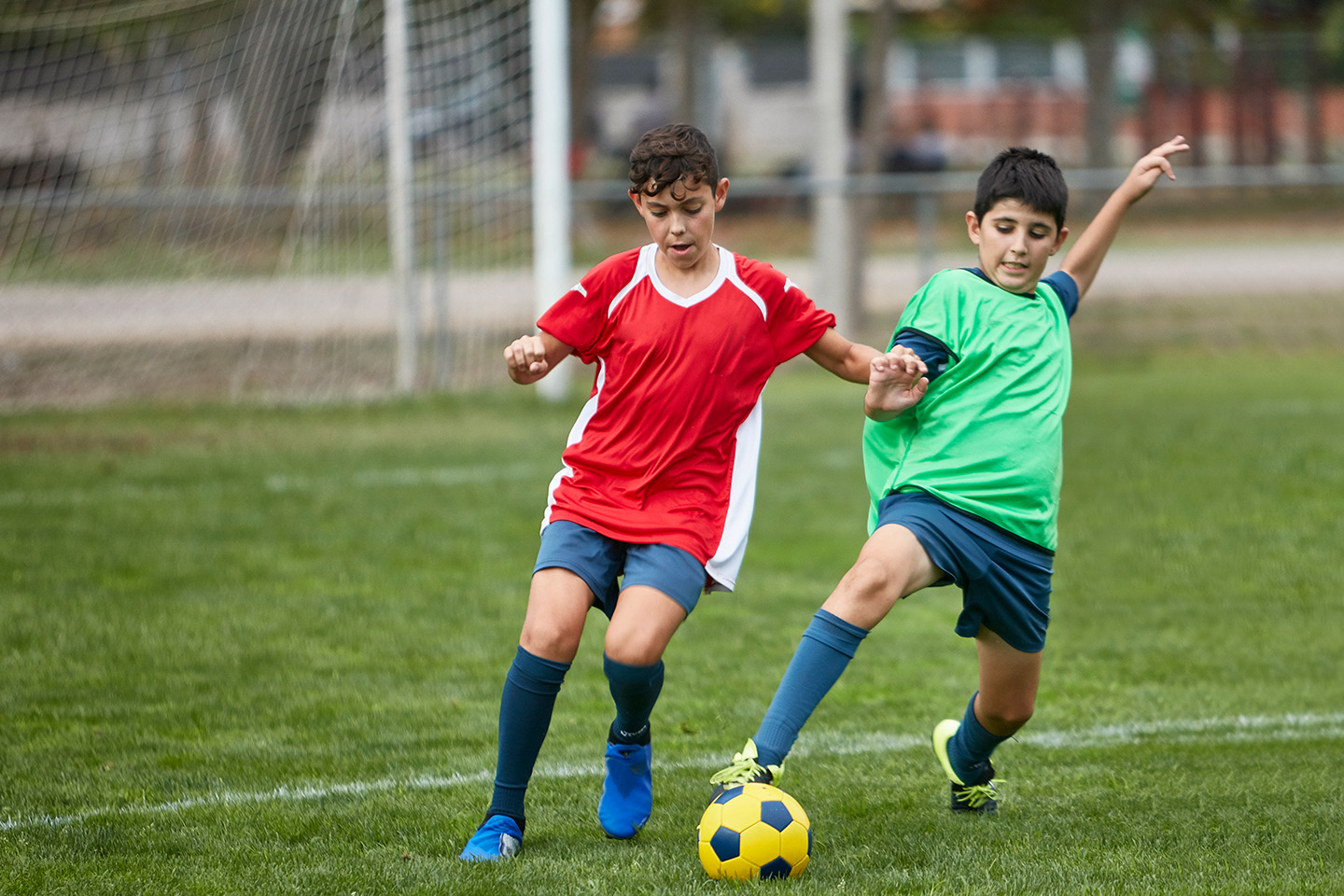 サッカーをする子どもたち