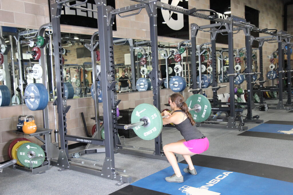 バーベルスクワットをしている女性