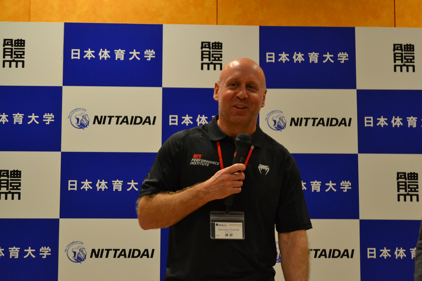 講演しているDuncan French先生