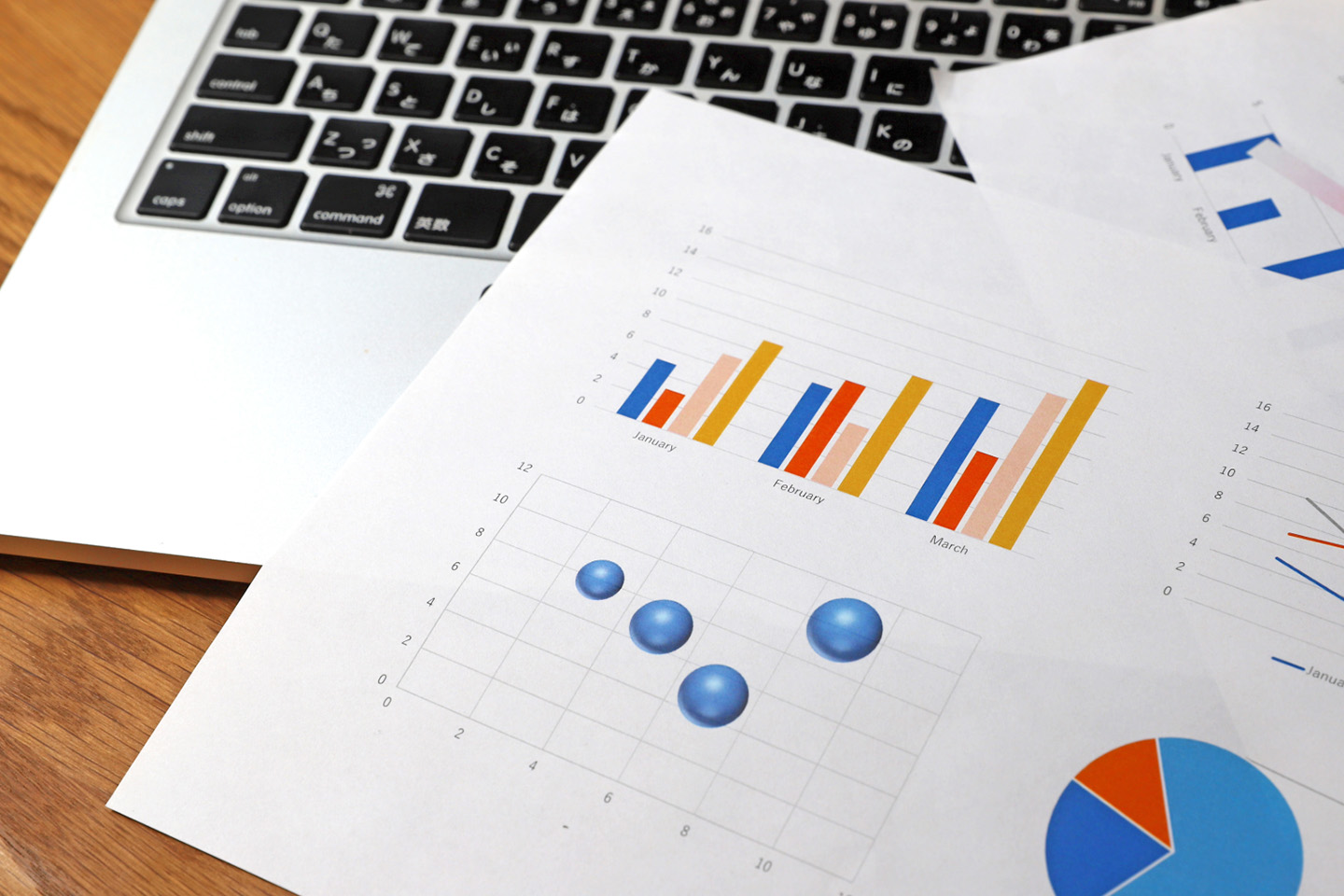 パソコンの上にアンケート結果の用紙が置いてある様子