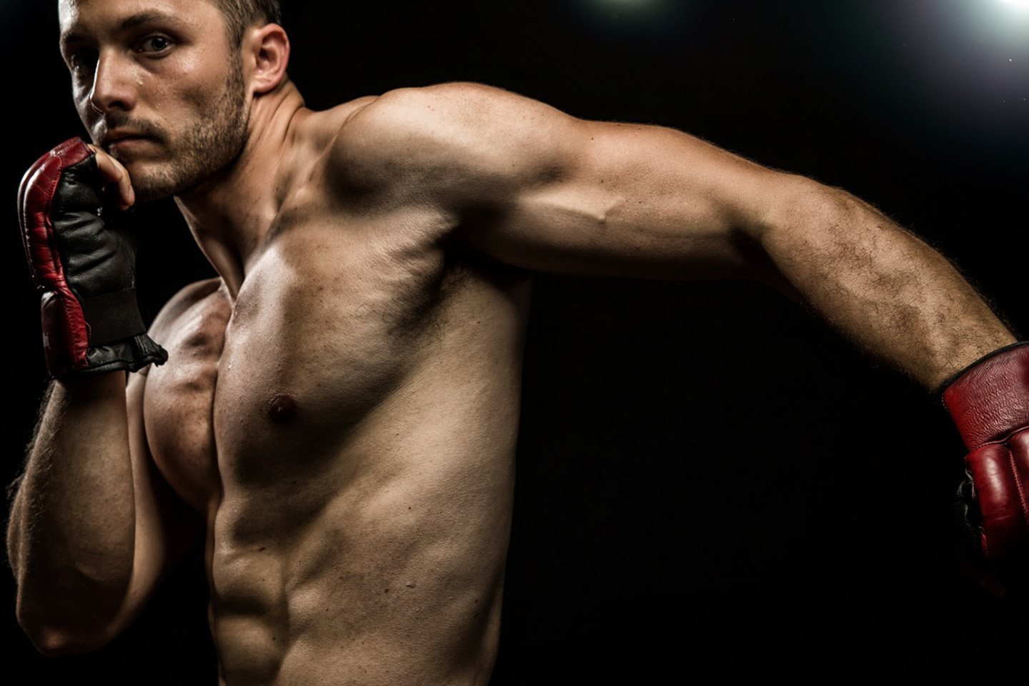 格闘技をする男性