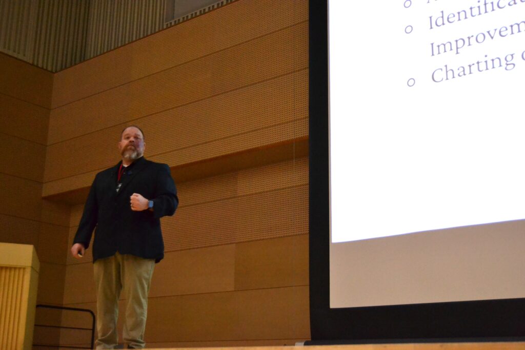 講演しているBryan Mann先生