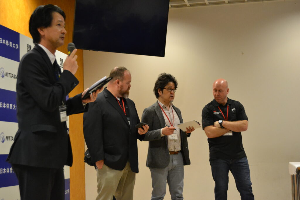 懇親会を進行している様子