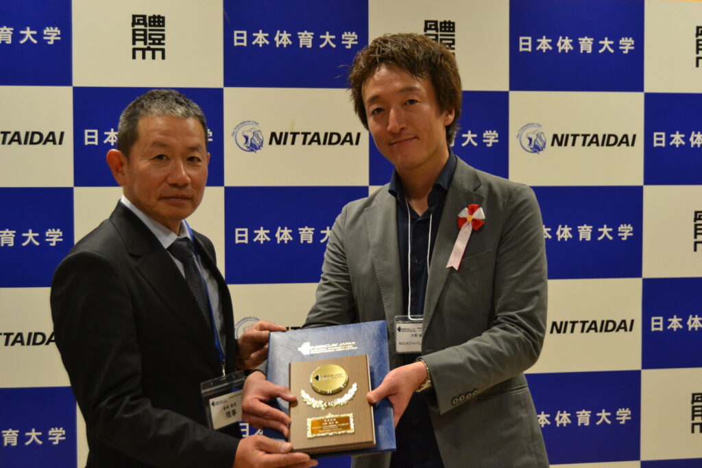 懇親会で表彰している様子