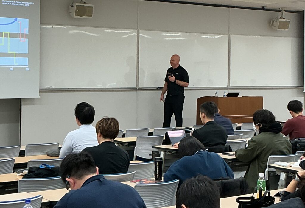 講演しているDuncan French先生