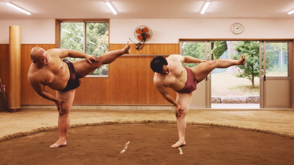 相撲をする男性たち