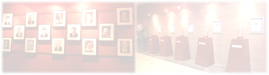 専門家たちの写真やトロフィーが飾られている様子