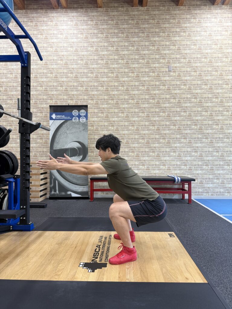 （画像3）自体重でのスクワット姿勢 